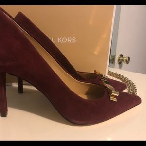 Gorgeous MichaelKors Burgundy Suede Gold Bow pumps